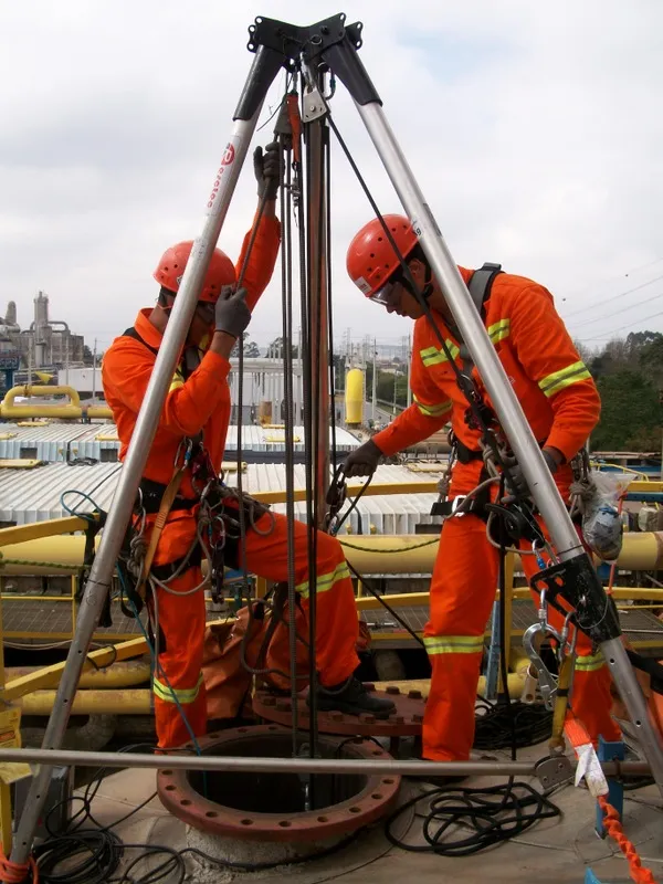 Equipe Acrotec em operação de resgate técnico com tripé